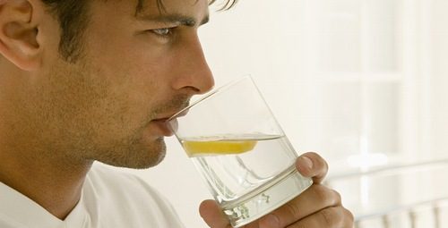 Thường xuyên uống nước chanh ấm cũng giúp ngăn ngừa tình trạng trào ngược axit dạ dày