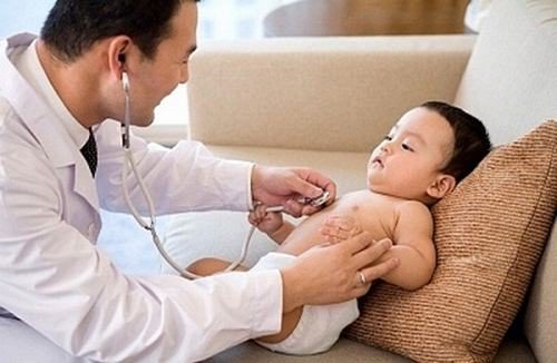 Cha mẹ cần đưa bé đi khám ngay khi có dấu hiệu lồng ruột để kịp thời điều trị