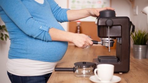 Phụ nữ mang thai có được uống cà phê không?