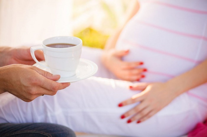Mẹ tiêu thụ nhiều cafein sẽ gây nguy hiểm cho thai nhi.
