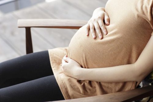 Chứng viêm ruột thừa ở các bà bầu thường nặng hơn ở những người không mang thai vì tình trạng thai nghén làm tổn thương ruột thừa diễn biến nhanh, dễ gây thủng hơn và dẫn đến viêm phúc mạc.
