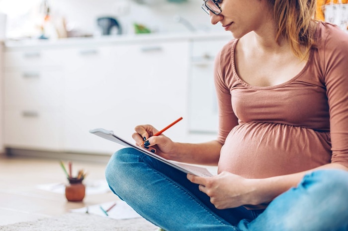 Phụ nữ đang mang thai đi phun môi có ảnh hưởng đến thai nhi không