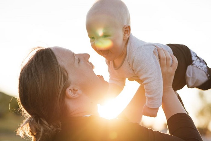 Tắm nắng giúp cả mẹ và bé hấp thụ vitamin D, một vi chất rất cần để chống lại mất cân bằng nội tiết