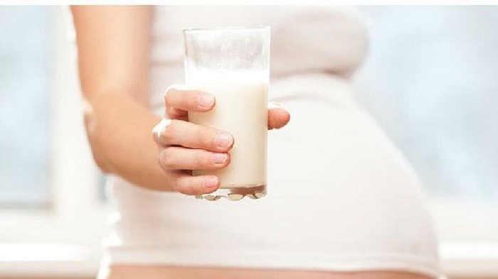 Mẹ bầu mắc tiểu đường thai kỳ có thể uống sữa bò, sữa dê, sữa đậu nành, sữa hạnh nhân,... 