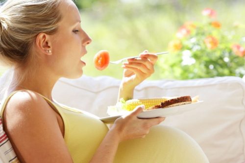 Chia nhỏ bữa ăn trong ngày cũng giúp cải thiện tình trạng ợ hơi khi mang bầu