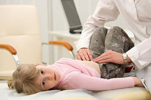  Viêm ruột thừa ở trẻ em rất dễ vỡ, có thể vỡ trong vòng 24 - 27 giờ kể từ lúc các triệu chứng bắt đầu xuất hiện. Ảnh minh họa