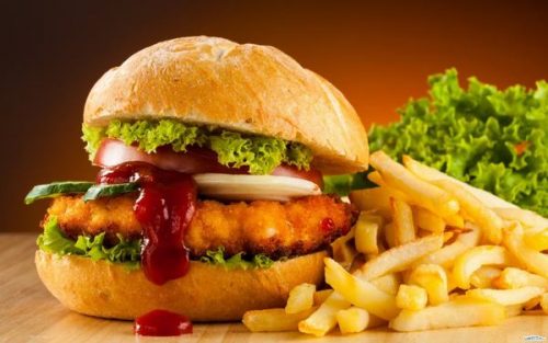 Bên cạnh những thực phẩm nên ăn, người bệnh sau mổ trực tràng cần hạn chế và tránh sử dụng những thực phẩm gây hại cho hệ tiêu hóa và quá trình hội phục của cơ thể.