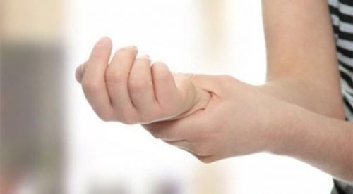 Mỏi tay sau sinh là hiện tượng phổ biến gặp Mỏi tay sau sinh là hiện tượng phổ biến gặp