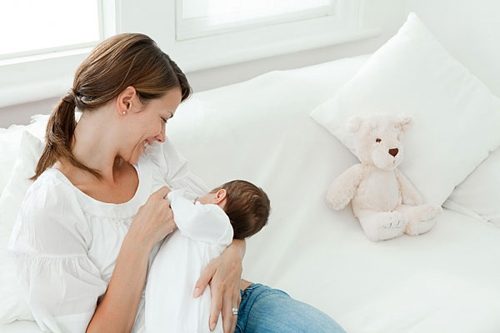 Việc bế trẻ nhiều cũng khiến tay bị tê mỏi Mỏi tay sau sinh khi bế trẻ nhiều