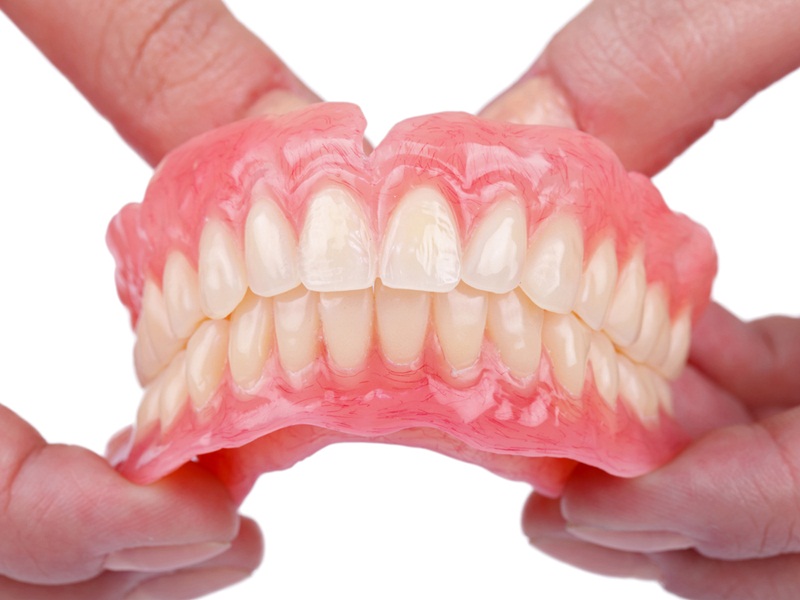 Nên trồng răng giả tháo lắp hay cấy ghép Implant? | TCI Hospital