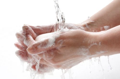 Để phòng ngộ độc thực phẩm cần vệ sinh tay sạch sẽ trước khi ăn và sau khi đi vệ sinh