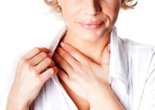 Bị ngứa cổ họng là bệnh gì là câu hỏi được nhiều người đặt ra