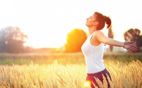 Phơi nắng thường xuyên vào buổi sáng là một cách hữu hiệu giúp tổng hợp vitamin D