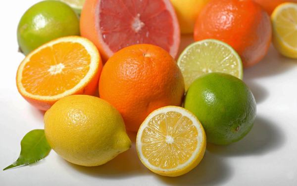 Khi bị trào ngược dạ dày người bệnh không nên ăn những thực phẩm giàu axit như cam, chanh...