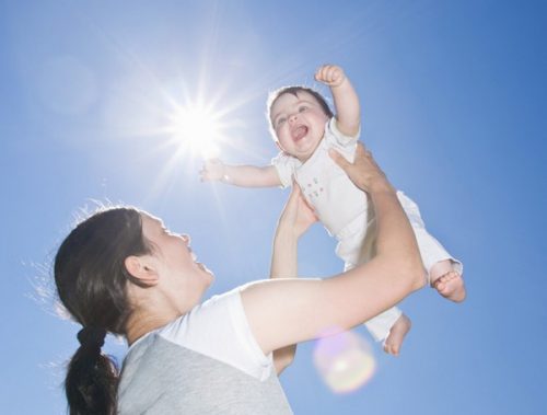 Thường xuyên đưa trẻ đi tắm nắng là cách chống còi xương hiệu quả