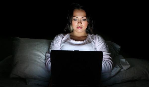 Thường xuyên thức khuya cũng ảnh hưởng tới sức khỏe và làm tăng nguy cơ mắc u xơ tuyến vú