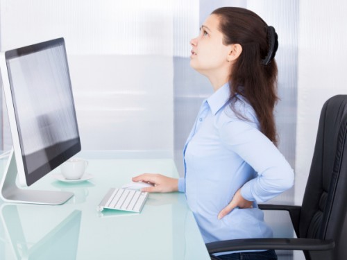 Ngồi làm việc trong thời gian dài cũng là nguyên nhân gây đau lưng cấp