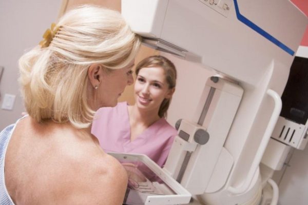 Chụp nhũ ảnh là phương pháp phổ biến trong tầm soát và chẩn đoán ung thư vú