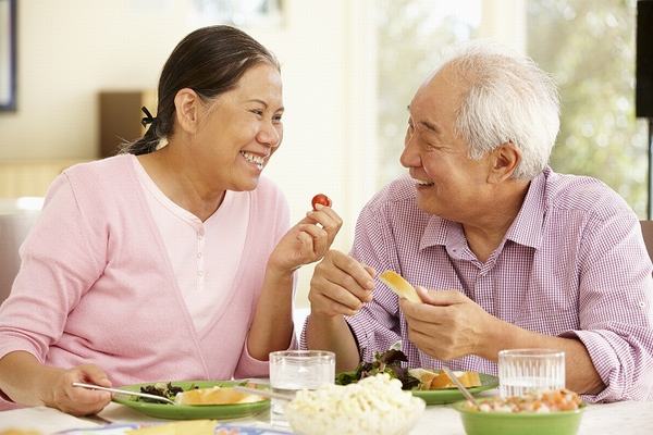 Để giảm tình trạng ợ chua, ợ nóng, người bệnh cần chú ý nghỉ ngơi và ăn uống đúng cách