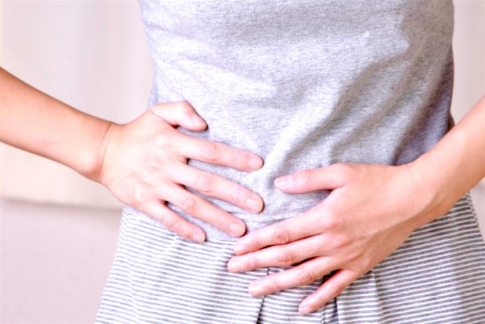 Đau tức bụng dưới là một trong những triệu chứng bình thường khi đến chu kỳ kinh nguyệt