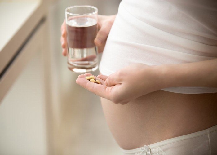 Có những điều kiện gì cần được đảm bảo để phụ nữ mang thai mắc bệnh cường giáp có thể sinh con một cách an toàn?
