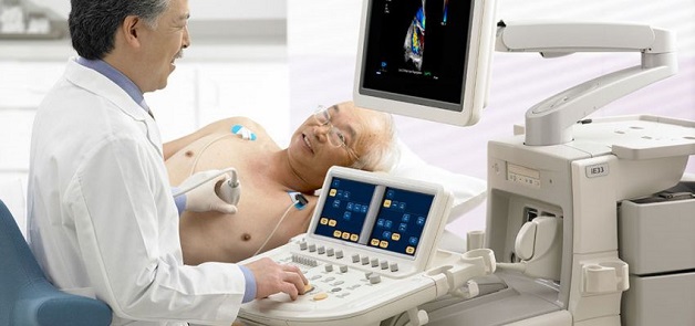 Người bệnh khi thực hiện siêu âm tim sẽ được dán các miếng dán điện cực, giúp bác sĩ có thể quan sát được hoạt động của tim qua màn hình.