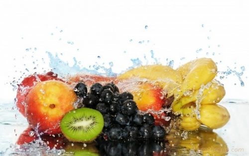 rửa sạch trái cây trước khi an để đảm bảo vệ sinh