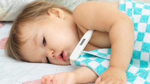 Cách sơ cứu sốt cao co giật ở trẻ mẹ cần biết
