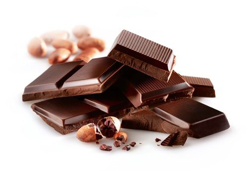 Người bị táo bón không nên ăn sô cô la, đặc biệt là những người bị hội chứng ruột kích thích (IBS). Theo Học viện Dinh dưỡng Mỹ, hàm lượng lớn chất béo trong sô cô la làm chậm quá trình tiêu hóa, giảm nhu động ruột, do đó thức ăn di chuyển qua ruột cũng chậm hơn. Vì vậy, đi tìm câu trả lời cho thắc mắc: Bị táo bón nên kiêng ăn những gì?, một trong những lời giải đầu tiên là sô cô la.