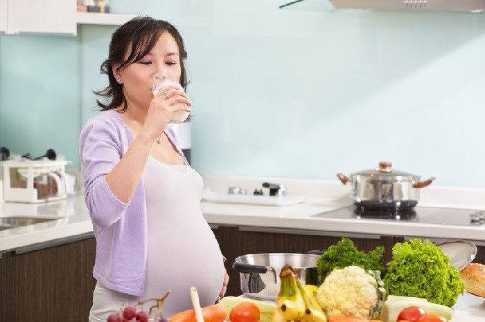Sữa rất giàu chất dinh dưỡng, giúp tăng cường hệ xương chắc khỏe cho cả mẹ và bé. 
