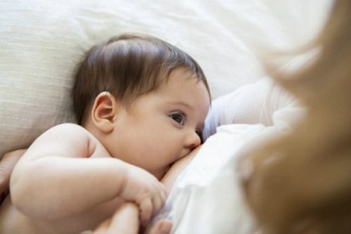 Cho trẻ bú sữa mẹ hoàn toàn trong những năm đầu đời giúp cải thiện chứng rối loạn tiêu hóa