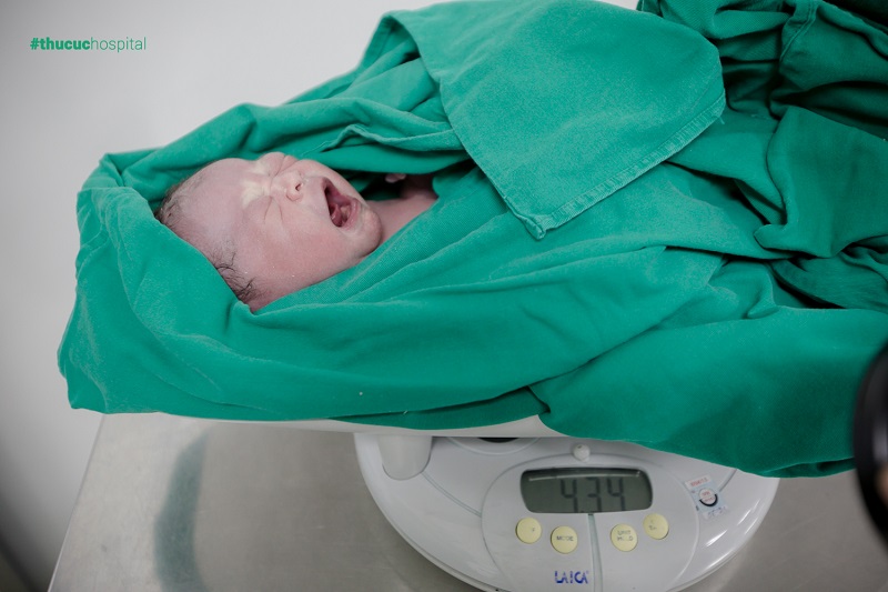 Bé gái chào đời có cân nặng khá “khủng”, 4.34kg bao gồm cả khăn quấn ngoài.