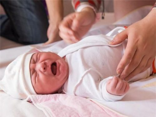 Trẻ sơ sinh là một trong những đối tượng dễ bị chứng táo bón hỏi thăm. 