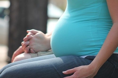 Mang thai khi còn quá trẻ, dưới 20 tuổi làm tăng nguy cơ mắc thoát vị thành bụng cho trẻ sơ sinh