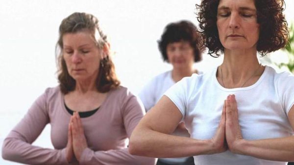 Tập yoga để giảm đau do ung thư