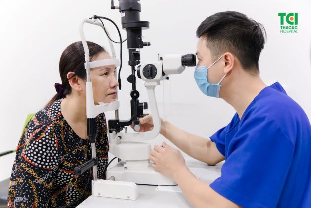 Khi nhận thấy các dấu hiệu bất thường của mắt, bạn cần đến ngay các cơ sở y tế để được kịp thời điều trị.