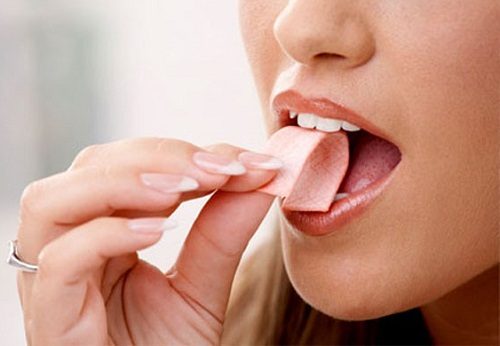 Việc nhai kẹo cao su cũng góp phần làm gia tăng chứng đầy hơi, khó chịu