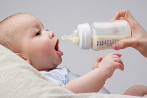 ư thế cho trẻ bú sữa không đúng là một trong những nguyên nhân gây ra trào ngược dạ dày thực quản