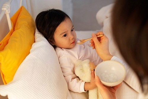 Cha mẹ vẫn cho trẻ uống sữa và ăn bổ sung nhằm cung cấp vitamin và các chất cần thiết cho cơ thể