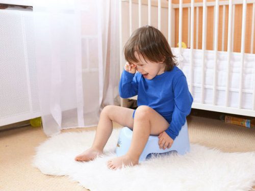 Trẻ bị kiết lỵ sẽ bị đầy bụng, đi ngoài nhiều lần, ảnh hưởng tới sức khỏe