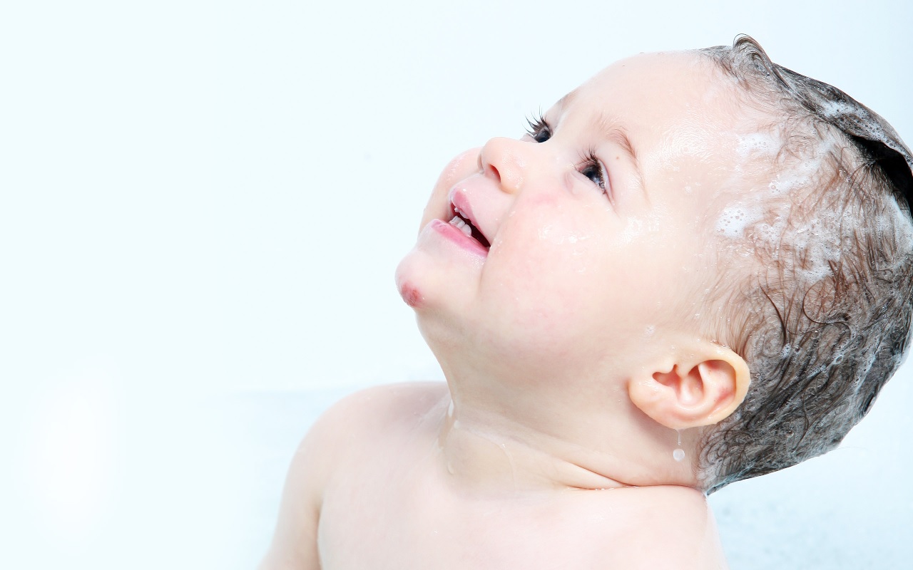 Cần chú ý điều gì khi tắm cho trẻ em bị sốt siêu vi?
