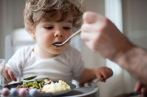 Cha mẹ cần chú ý chế độ ăn uống của trẻ để ngăn ngừa các bệnh xảy ra ở đường tiêu hóa
