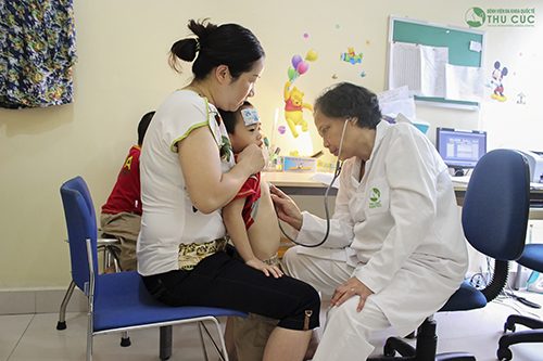 Cha mẹ cần đưa bé đi khám để được chẩn đoán chính xác nguyên nhân và có biện pháp điều trị phù hợp