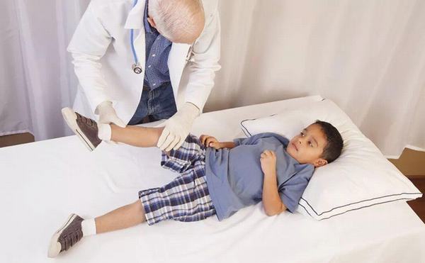 Trẻ cần được thăm khám để có phương pháp điều trị phù hợp