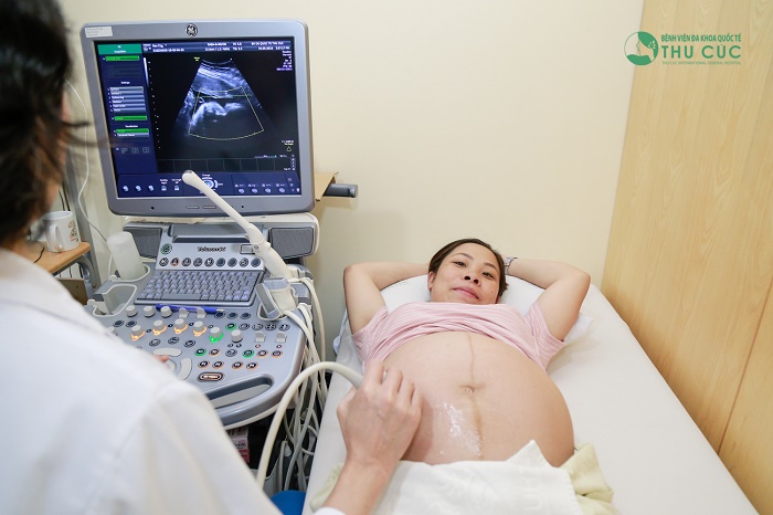 Hoặc dựa vào sự phát triển của thai nhi trong bụng mẹ, bác sĩ cũng đưa ra được dựa đoán tuổi thai, ngày dự sinh chính xác hơn,.