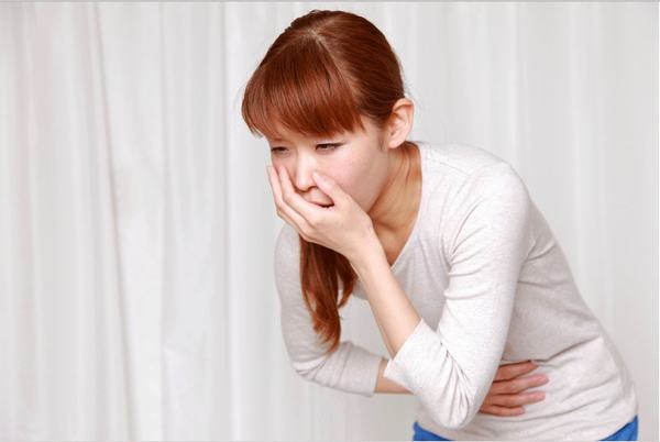 Khi buồn nôn và nôn hoặc thường xuyên đầy bụng, người bệnh cần đi khám ngay vì có thể là triệu chứng đau dạ dày