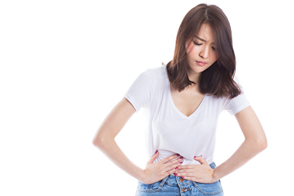 Đau bụng nhẹ là một trong những biểu hiện có thể gặp khi men gan tăng cao