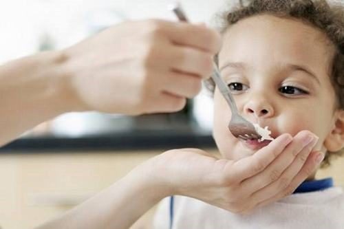 Cần có chế độ chăm sóc và ăn uống cho trẻ hợp lý để cải thiện sớm tình trạng bệnh