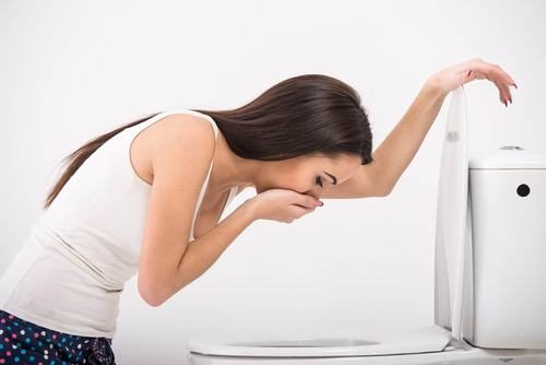 Người bệnh bị ung thư dạ dày có thể thấy triệu chứng buồn nôn và nôn ra máu
