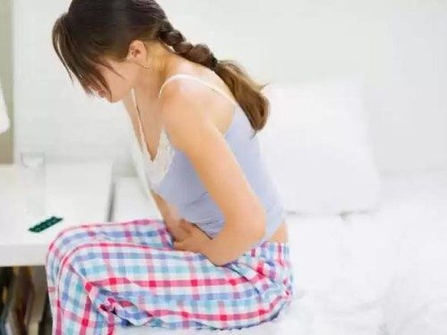 Các triệu chứng viêm trực tràng thường gặp như tiêu chảy, đau chướng bụng.